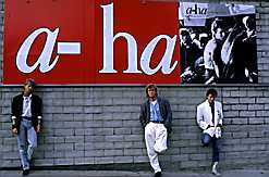 In frherer Zeit hingen Banner von A-ha am Weg, selbst in den USA.